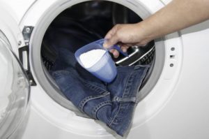 Is it possible to pour powder into the drum of an automatic washing machine?