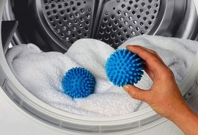 des boules sont placées pour adoucir le tissu pendant le lavage