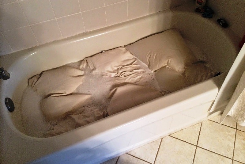 Antes de lavar as mãos, molhe o cobertor na banheira