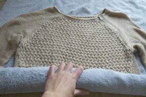 secando um suéter de lã após a lavagem