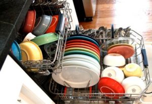 How to properly wash dishes in a dishwasher?