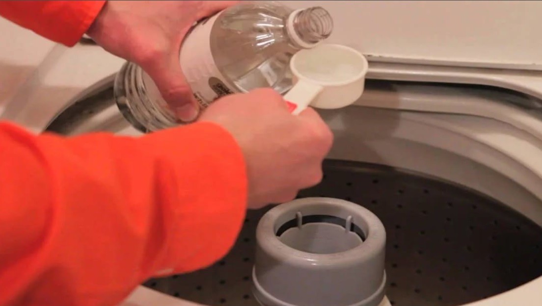 Is het mogelijk om tijdens het wassen azijn aan de wasmachine toe te voegen?