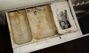 špinavý, ucpaný zásobník brání stroji sebrat klimatizaci