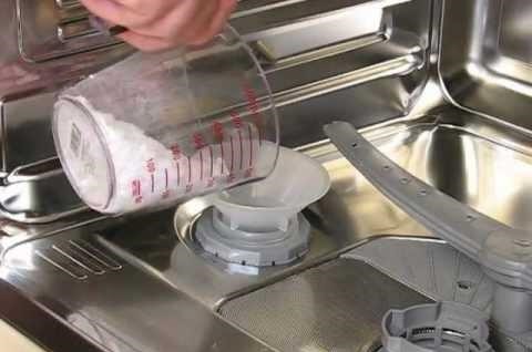 menambah garam ke mesin basuh pinggan mangkuk