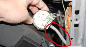 Inspeccione el tubo del interruptor de presión en busca de daños.