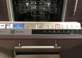 Qual é a temperatura da água na máquina de lavar louça durante a lavagem?