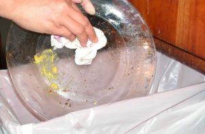 odstranění zbytků jídla před vložením nádobí do myčky