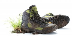 πριν καθαρίσετε τα παπούτσια σας από κομμάτια χώματος