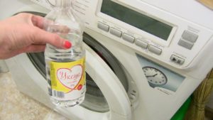 Een overdosis azijn kan schade toebrengen aan dingen en de wasmachine.