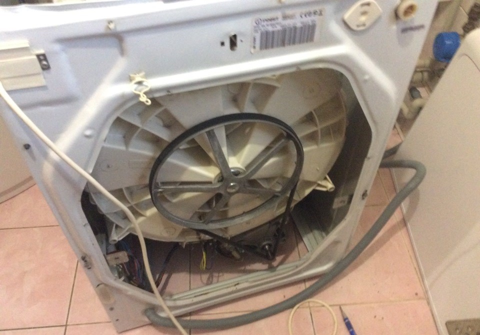 Entfernen Sie die Rückwand des Waschmaschinengehäuses