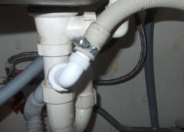 Bulaşık makinesini su kaynağına bağlamak için musluk
