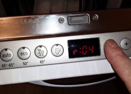 Bagaimana untuk mencuci kasut di mesin basuh pinggan mangkuk?