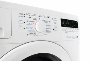 whirlpool vydává během hodin praní skřípavý zvuk