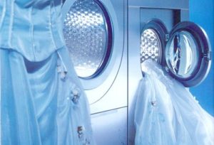 Cum să speli o rochie de mireasă acasă într-o mașină de spălat