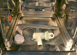 Sådan fjerner du skimmelsvamp fra en opvaskemaskine