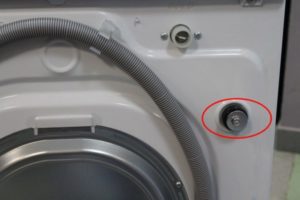 Mi történik, ha nem csavarja ki a szállítási csavarokat a mosógépen?