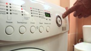 להפעיל את מכונת הכביסה