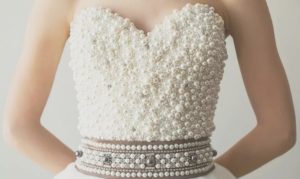 corsetul rochiei are un număr mare de decorațiuni care se pot desprinde
