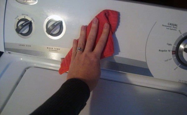 Tragen Sie Tiret auf ein Tuch auf und wischen Sie es in der Waschmaschine ab