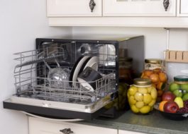 Πώς να συνδέσετε ένα πλυντήριο πιάτων στην επιφάνεια εργασίας