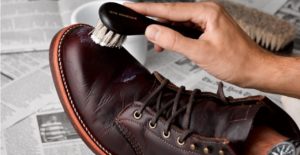 czyszczenie skórzanych butów