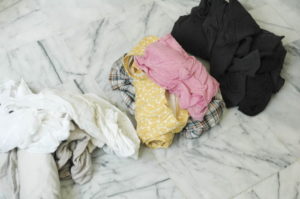 Trước khi giặt, xếp đồ giặt thành từng đống
