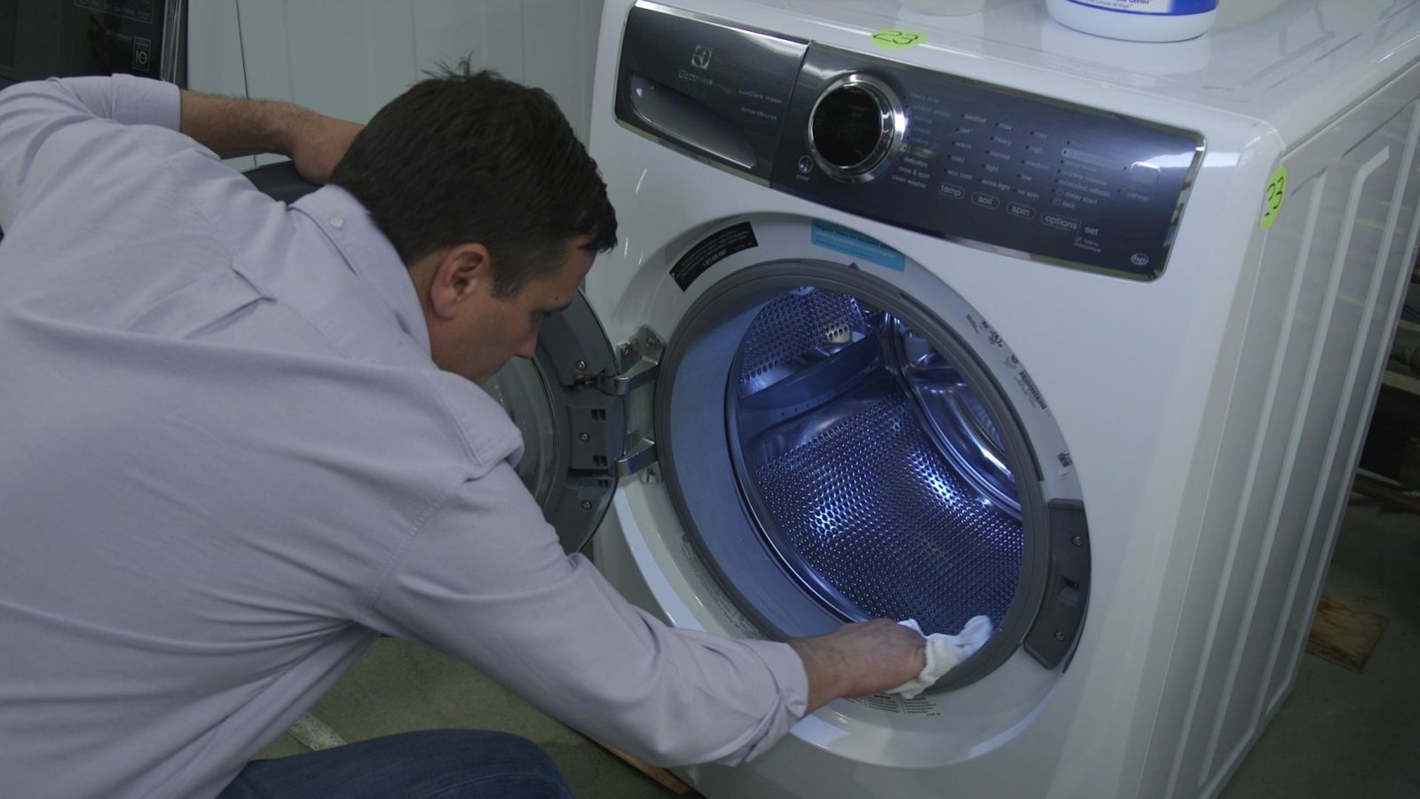 Pēc mazgāšanas noslaukiet veļas mazgājamās mašīnas aproci un cilindru ar drānu