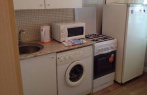 Er det muligt at placere en vaskemaskine ved siden af ​​komfuret?
