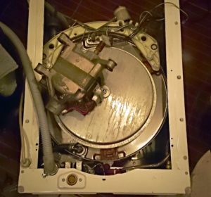 I-disassemble namin ang washing machine para sa metal