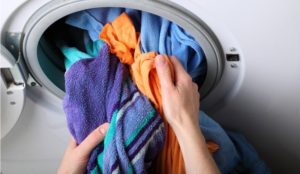 Para comenzar a secar en la lavadora-secadora, habrá que sacar parte de la ropa.