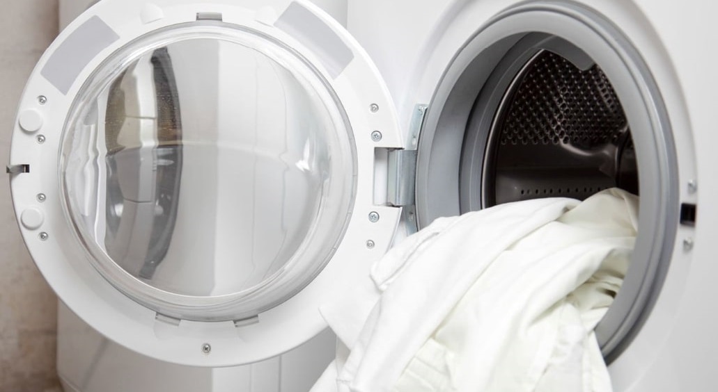 scoți hainele uscate din mașina de spălat cu uscător 