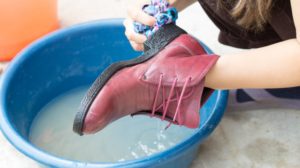Deri ayakkabıların doğru şekilde yıkanması gerekiyor