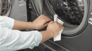 Asciugare il tamburo e il polsino del portello dopo il lavaggio