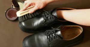 tīrīt kurpes ar krēmu 