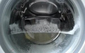 La machine à laver éteinte avec de l'eau 