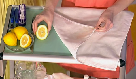 nuvalykite šluostę citrinos arba citrinos rūgšties minkštimu