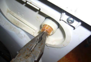 Hur rengör man inloppsfiltret i en LG tvättmaskin?