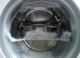 Hvorfor fyldes en LG vaskemaskine med vand og drænes straks?