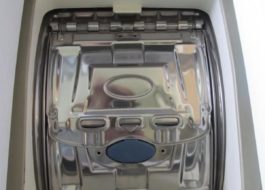 De trommel zit vast in de wasmachine die aan de bovenkant is geladen