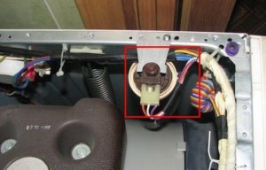 Kde je umístěn tlakový spínač v pračce LG?