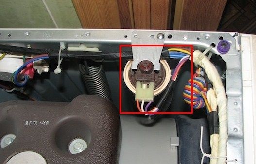 Hvor er trykkbryteren plassert i en LG vaskemaskin?