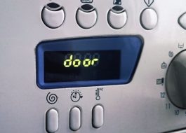 ข้อผิดพลาดของประตูในเครื่องซักผ้า Ariston