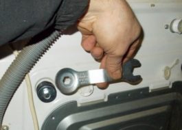 Çamaşır makinesindeki nakliye cıvataları - nasıl çıkarılır?