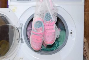 What program should I use to wash sneakers in an LG washing machine?