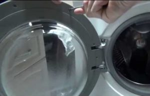 Justering af lågen til LG vaskemaskinen