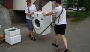 wie man eine schwere Waschmaschine hebt