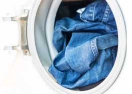 Que modo você deve usar para lavar jeans em uma máquina de lavar LG?