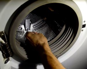 Kāpēc LG veļas mazgājamās mašīnas cilindrs karājas vaļīgi?