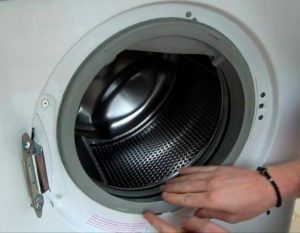 Comment mettre un brassard sur le tambour d'une machine à laver Indesit ?