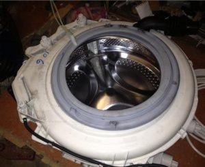 How to install the drum of an Indesit washing machine?